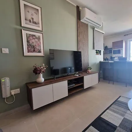 Centrally Located, Well Equipped, Stylish Flat.