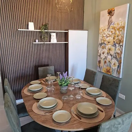 Centrally Located, Well Equipped, Stylish Flat. *