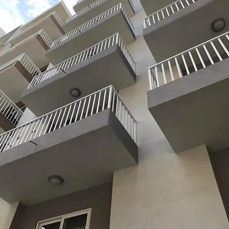 Centrally Located, Well Equipped, Stylish Flat.