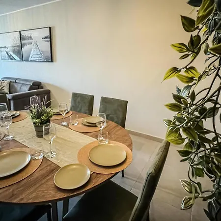 Apartment Centrally Located, Well Equipped, Stylish Flat. *