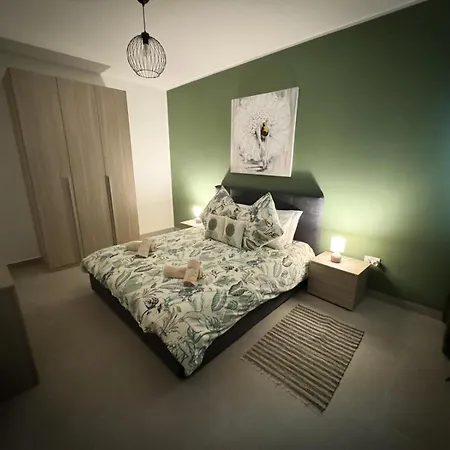 Apartment Centrally Located, Well Equipped, Stylish Flat.
