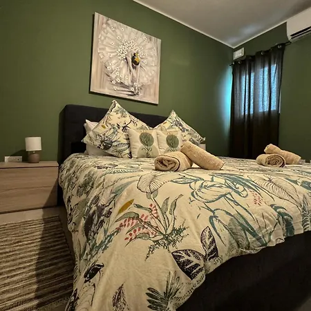 Апартаменты Centrally Located, Well Equipped, Stylish Flat. *