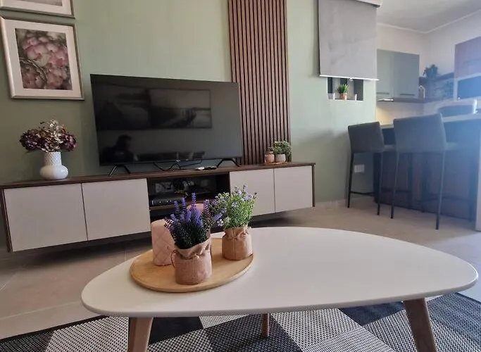 Centrally Located 3Br Sea View By Bus Terminus *