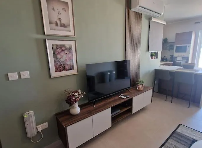 Centrally Located 3Br Sea View By Bus Terminus * Сент-Полс-Бей