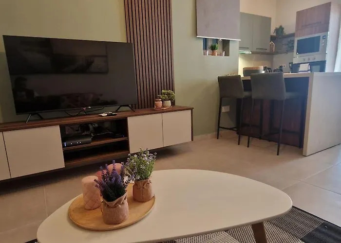 Апартаменты Centrally Located 3Br Sea View By Bus Terminus *