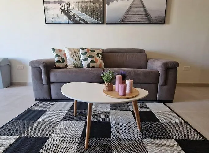 Апартаменты Centrally Located 3Br Sea View By Bus Terminus