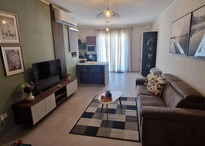 Апартаменты Centrally Located 3Br Sea View By Bus Terminus