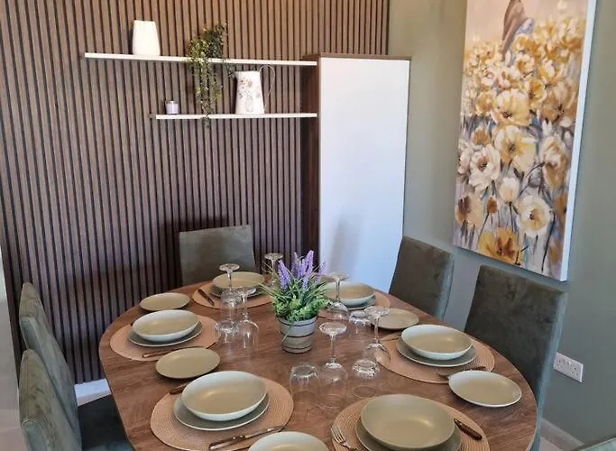 Centrally Located 3Br Sea View By Bus Terminus *