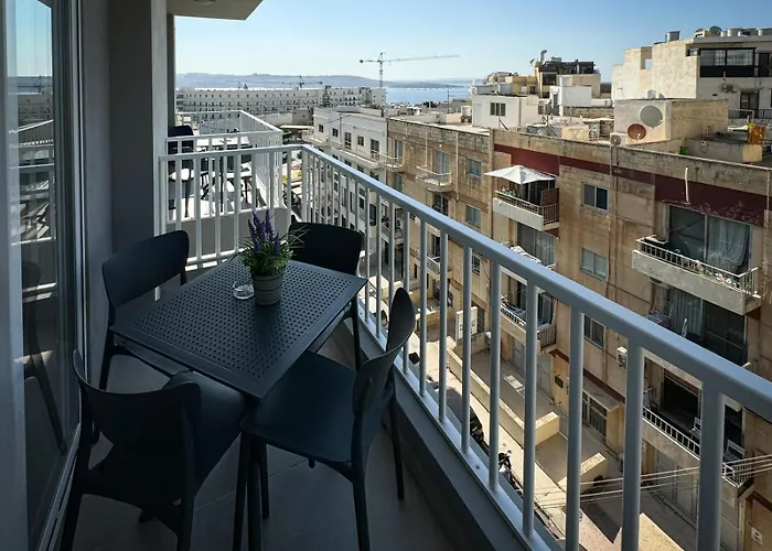 Centrally Located 3Br Sea View By Bus Terminus *