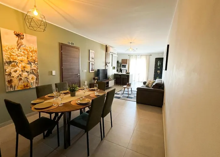 Апартаменты Centrally Located 3Br Sea View By Bus Terminus