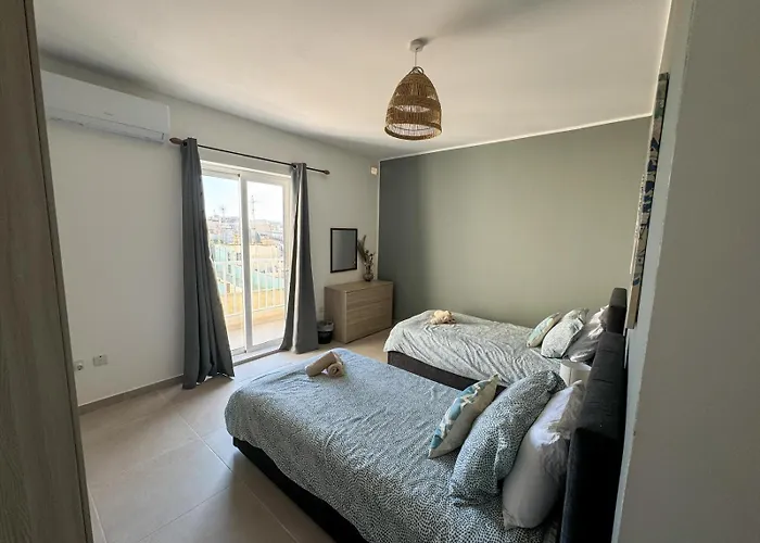 Centrally Located 3br Sea View By Bus Terminus Appartement *