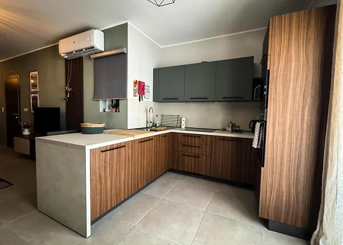 Centrally Located 3br Sea View By Bus Terminus Appartement *