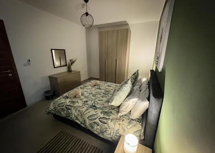 Centrally Located 3br Sea View By Bus Terminus *