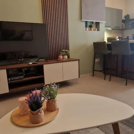 Apartamento Centrally Located, Well Equipped, Stylish Flat. *