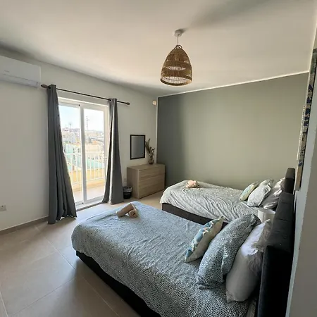 Centrally Located 3br Sea View By Bus Terminus Appartement *
