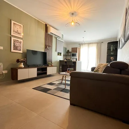 Centrally Located, Well Equipped, Stylish Flat.