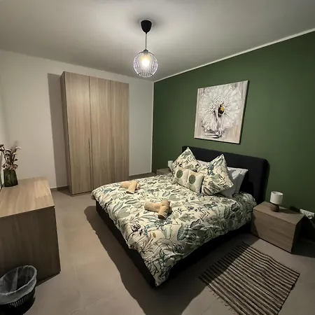 Centrally Located 3br Sea View By Bus Terminus Appartement *
