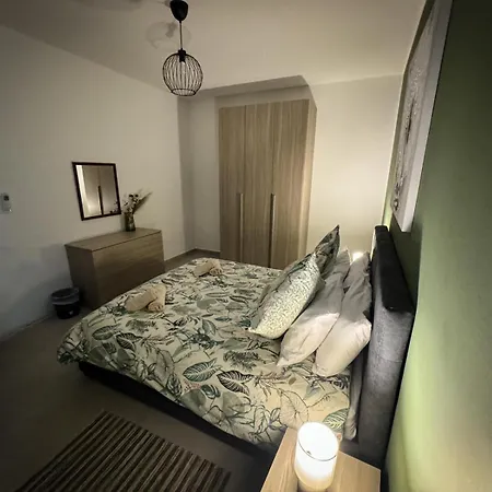 Centrally Located, Well Equipped, Stylish Flat. *